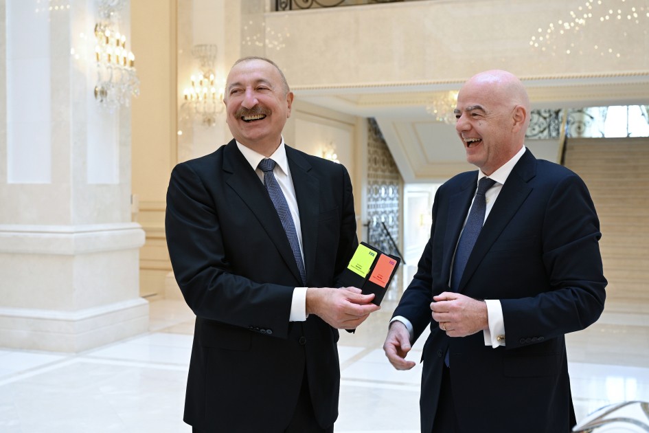 İnfantino İlham Əliyevə FIFA forması hədiyyə etdi - FOTOLAR+VİDEO