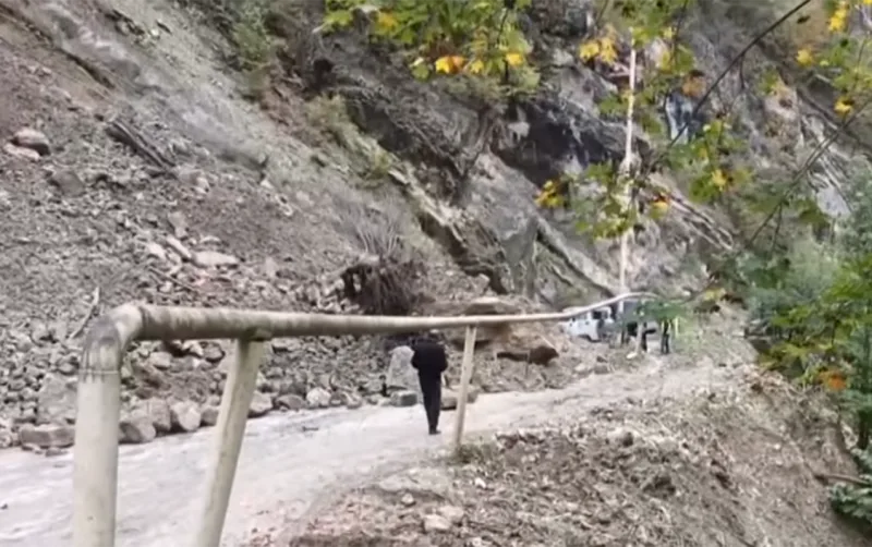 Quba-Xınalıq yolunda torpaq sürüşməsi - Hərəkət dayandı - VİDEO
