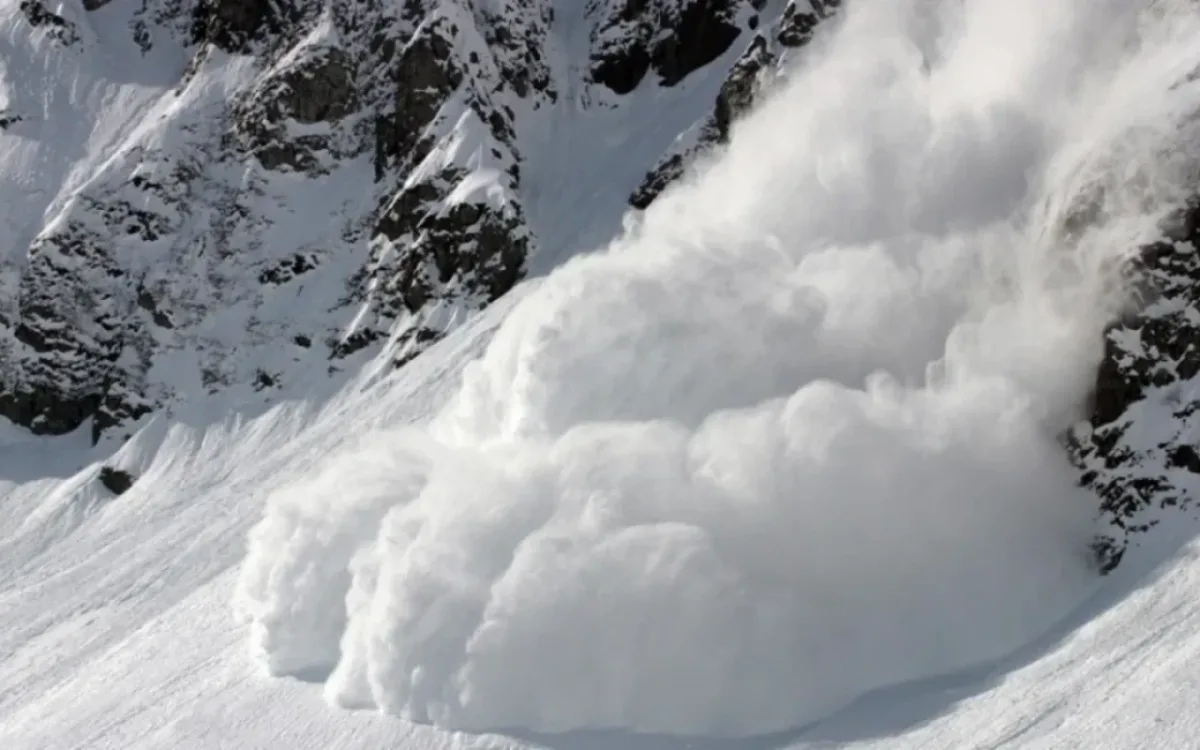 Himalayda qar uçqununda 15 nəfər öldü