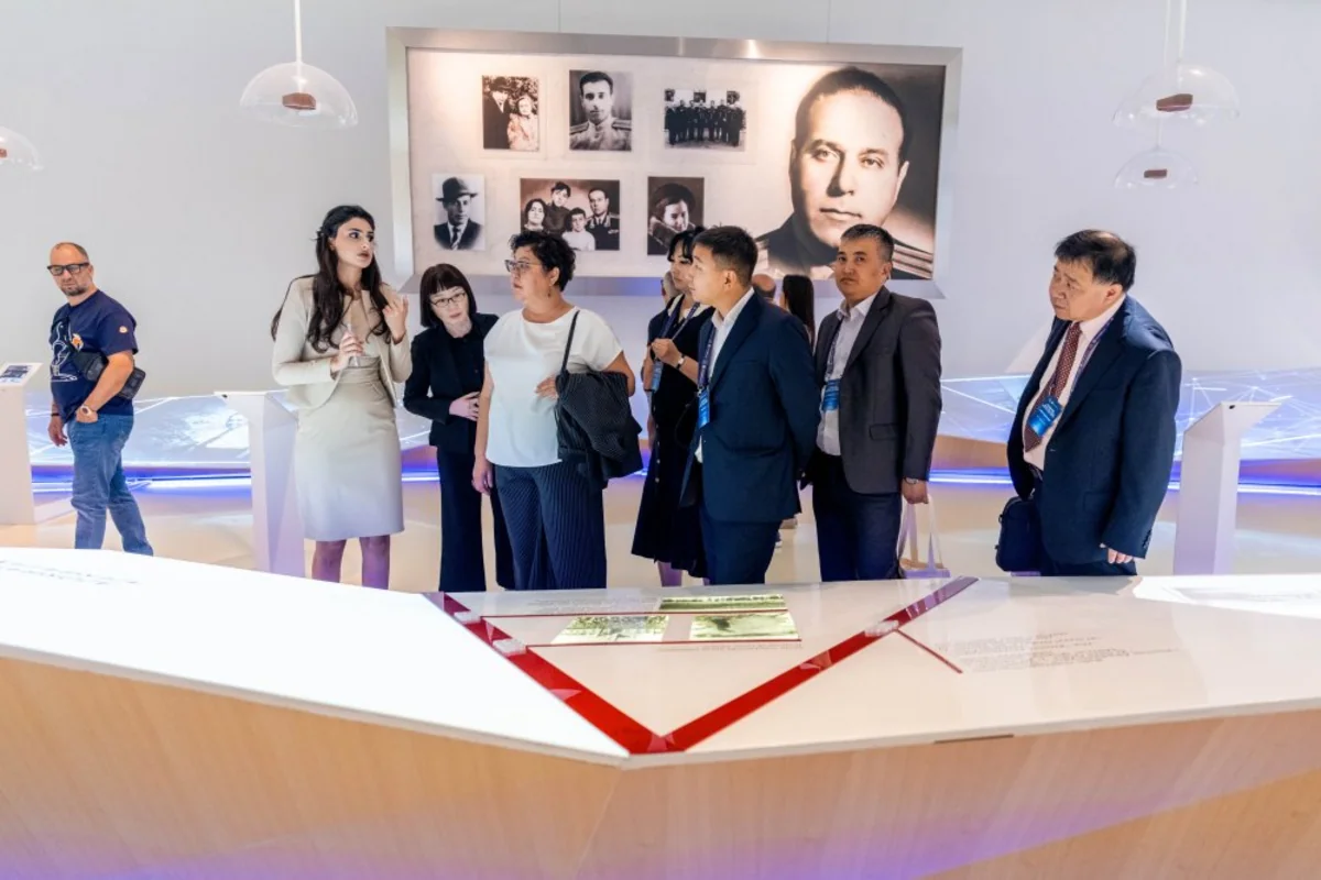 AQEM Media Forumunun iştirakçıları Heydər Əliyev Mərkəzi ilə tanış olublar - FOTOLAR