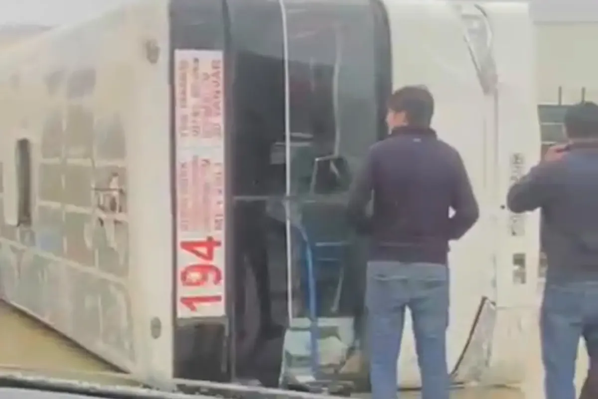 Bakıda 194 nömrəli avtobus aşdı: Yaralılar var - VİDEO