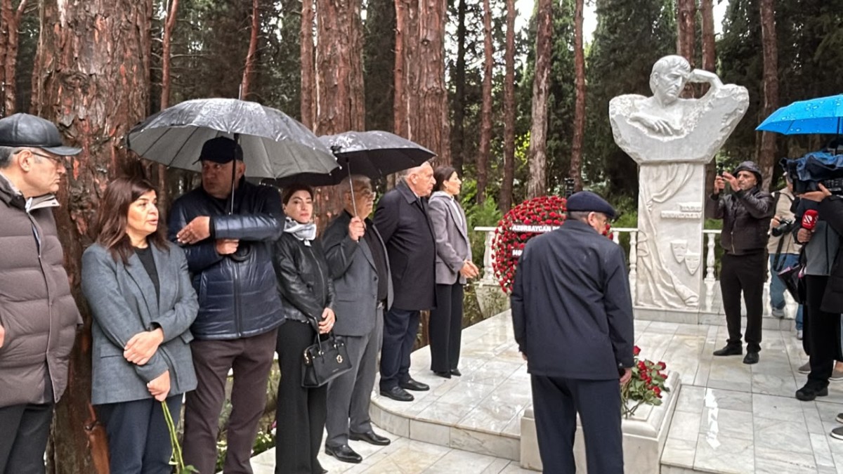 İlyas Əfəndiyevin məzarı ziyarət olunub - FOTOLAR