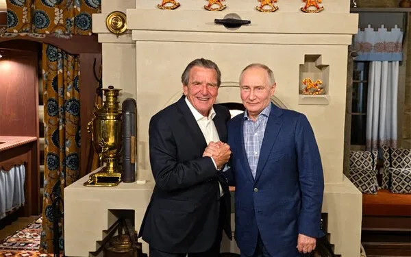 Putinin ad gününə getdiyi üçün partiyadan çıxarılır