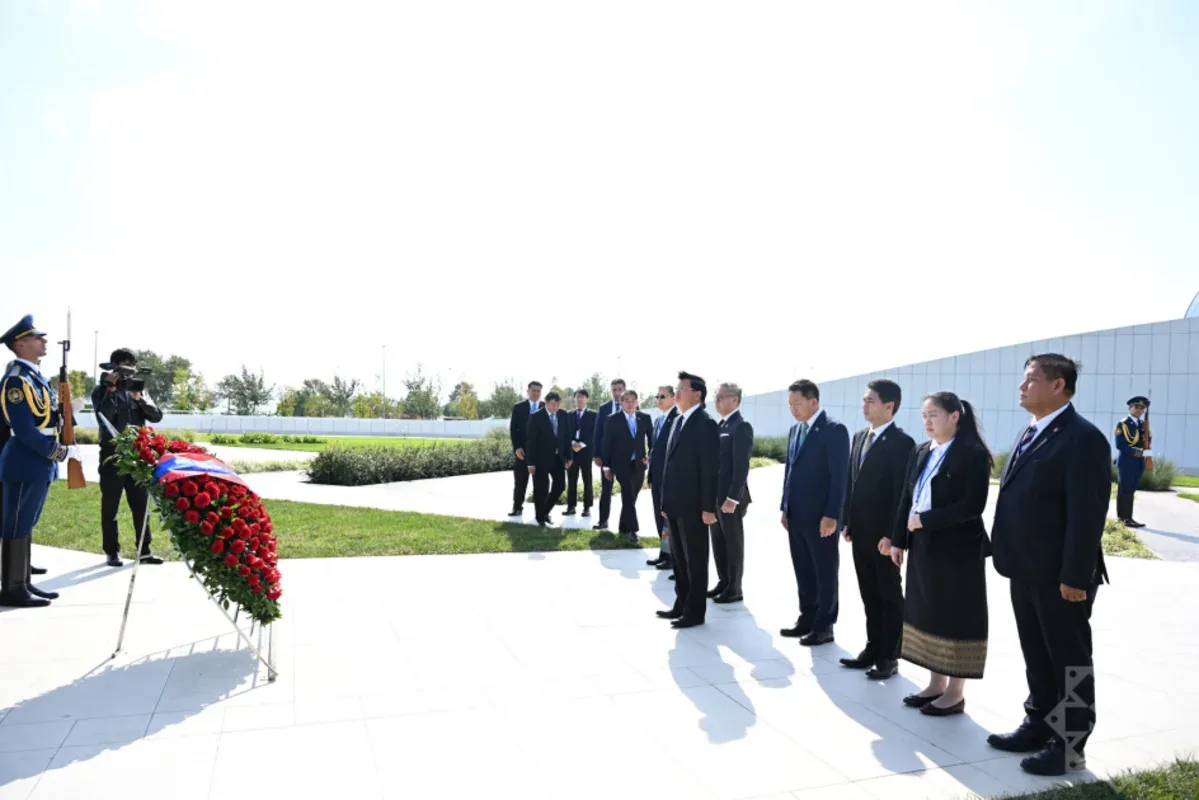 Laos Prezidenti Zəfər parkını ziyarət edib - FOTOLAR