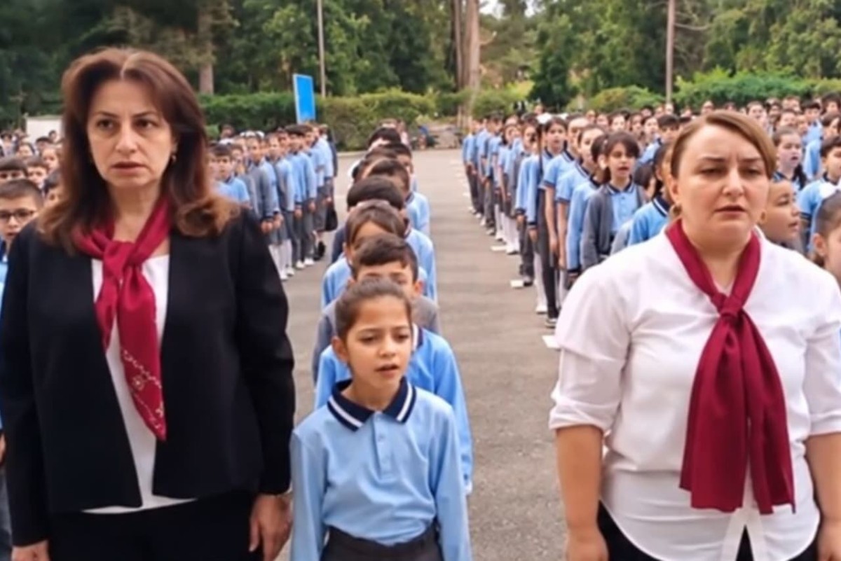 Naftalanda şagirdlər Dövlət Himnini müəllimləri ilə birgə səsləndirdi - VİDEO