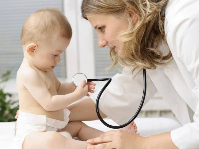 Pediatrdan valideynlərə xəbərdarlıq: “Təbii müalicə” uşağa zərər verə bilər