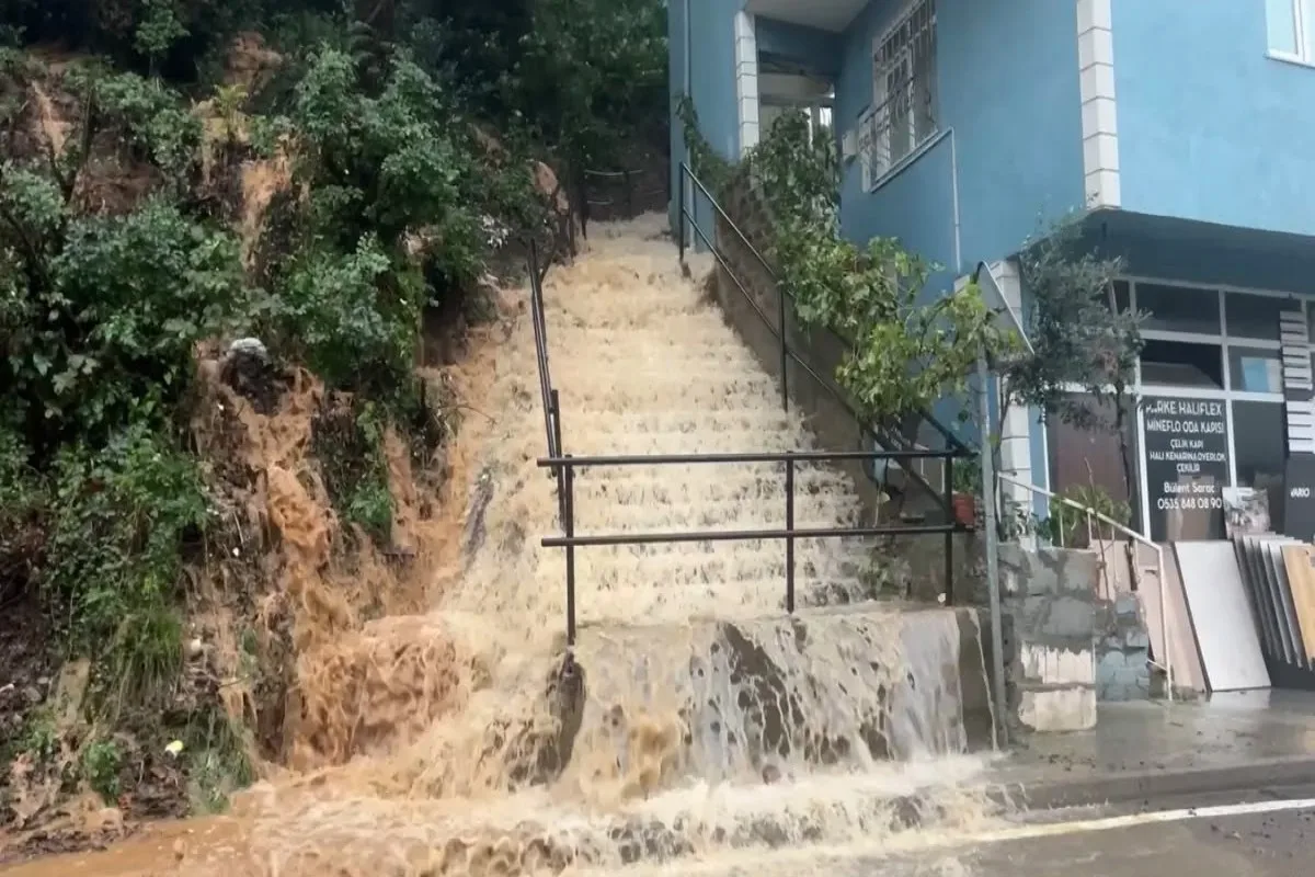 İstanbulda seldə ölənlərin sayı 3-ə çatıb