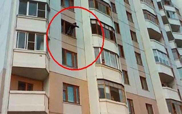 Gənc oğlan binadan yıxılıb öldü