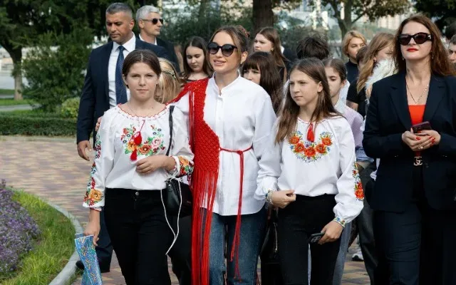 Alyona Əliyeva ukraynalı uşaqlarla İçərişəhəri gəzdi - FOTOLAR