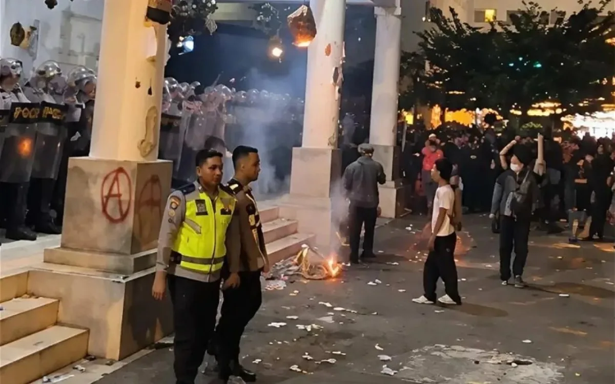 İndi də bu ölkədə tələbələr etiraza qalxdı