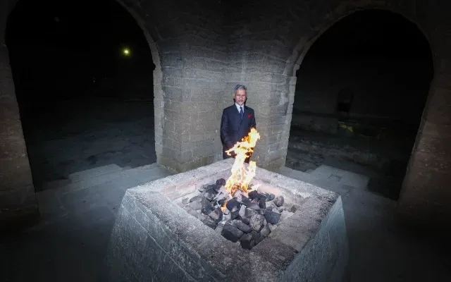 Hindistanlı nazir Atəşgahda - FOTOLAR