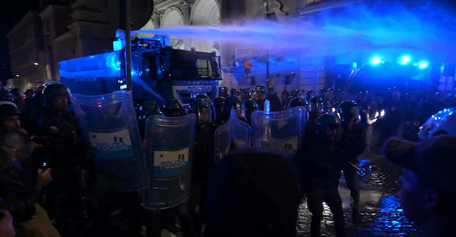 İtaliyada etirazçılar polislə toqquşub