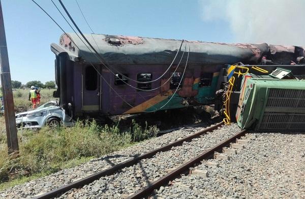 Sərnişin qatarı mikroavtobusla toqquşdu: 6 ölü
