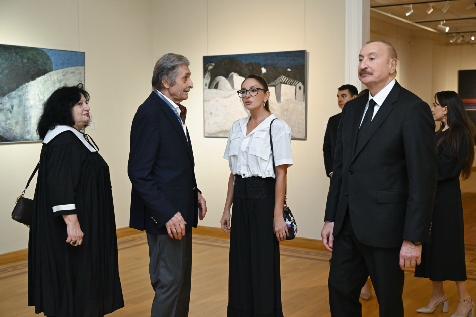 Prezident və ailə üzvləri sərgi ilə tanış olub - FOTOLAR