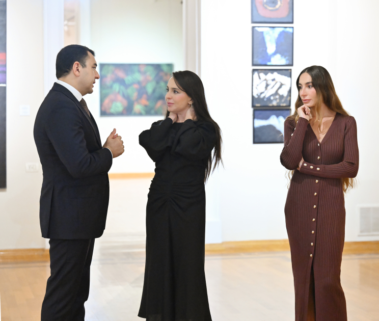Prezident və ailə üzvləri sərgi ilə tanış olub - FOTOLAR