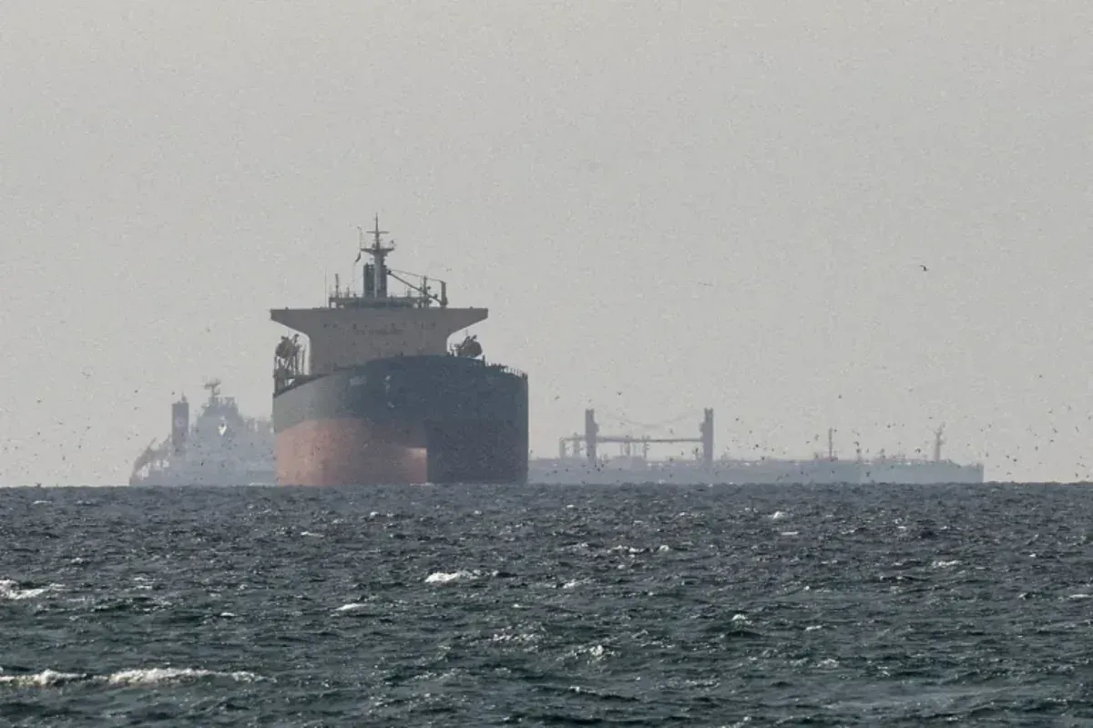 Hörmüz boğazında minaya düşən tanker alovlanıb