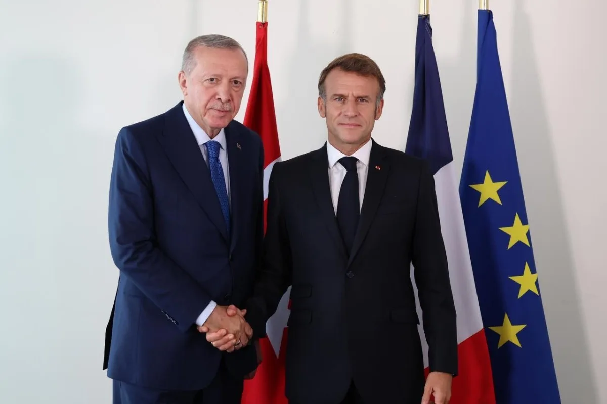 Ərdoğan Makronla ikitərəfli münasibətləri və qlobal məsələləri müzakirə edib