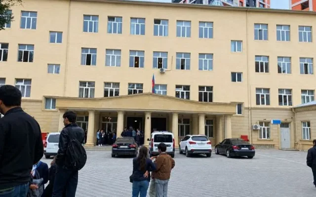 Məktəbdə pəncərədən yıxılan şagirdin anası da faciəvi şəkildə ölüb