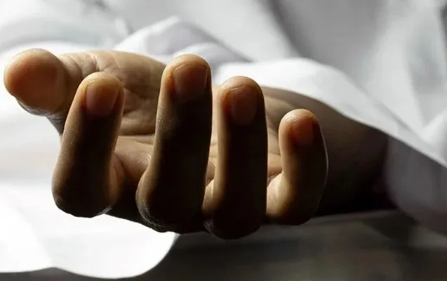Yıxılıb xəsarət aldı, xəstəxanaya aparılarkən öldü