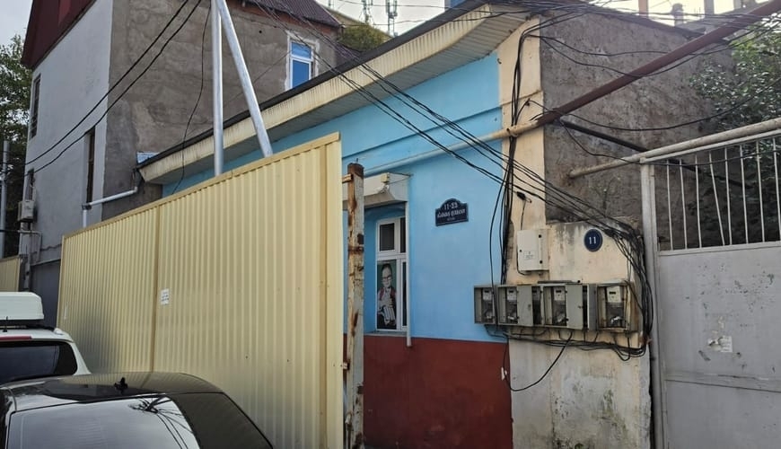 Nəsimidə sakinlər tikinti şirkətinin çəkdiyi dəmir hasarlardan şikayətlənirlər